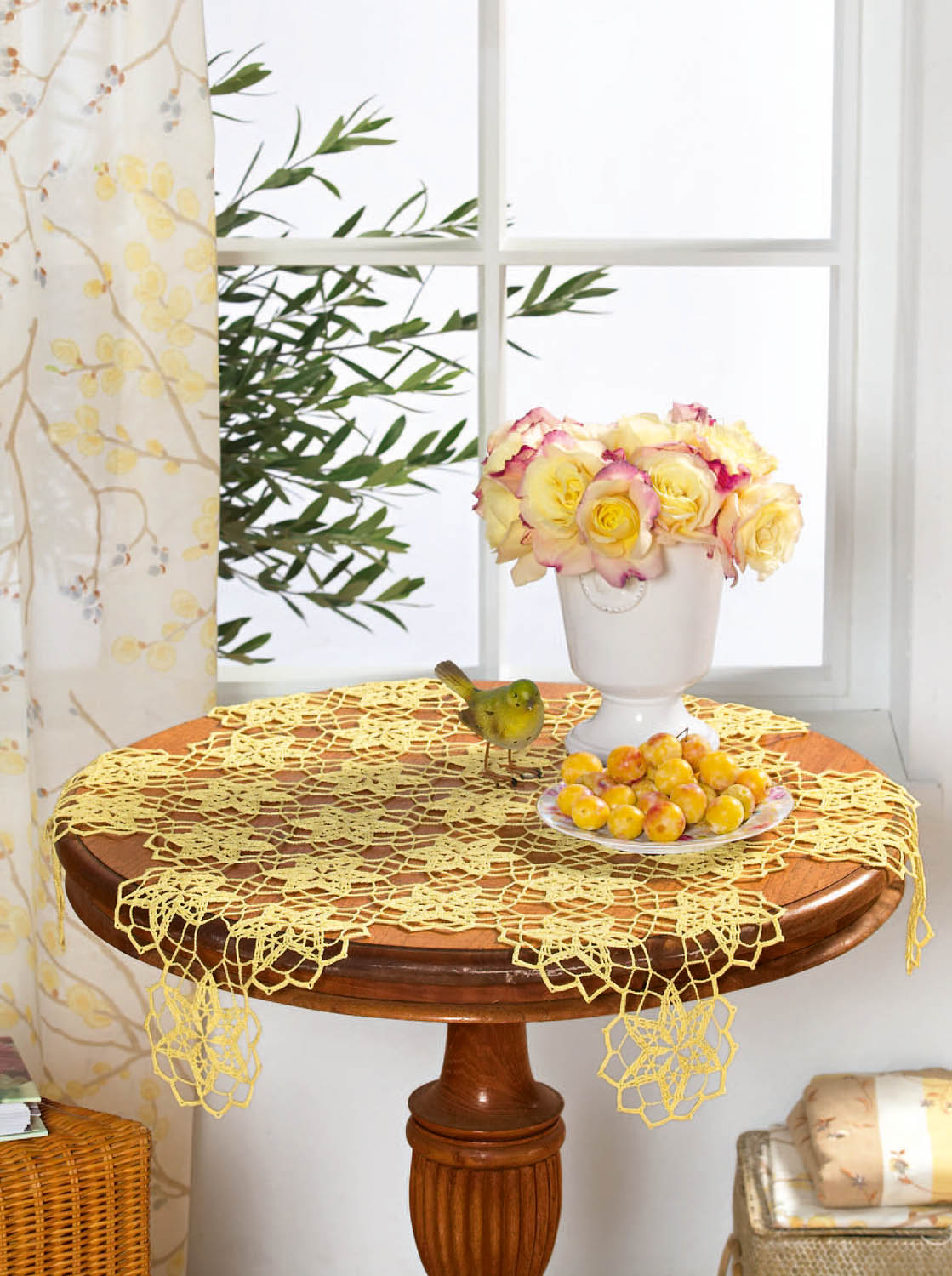 Gelbes, handgemachtes Häkelmuster auf Holztisch, elegant und kunstvoll gestaltet.