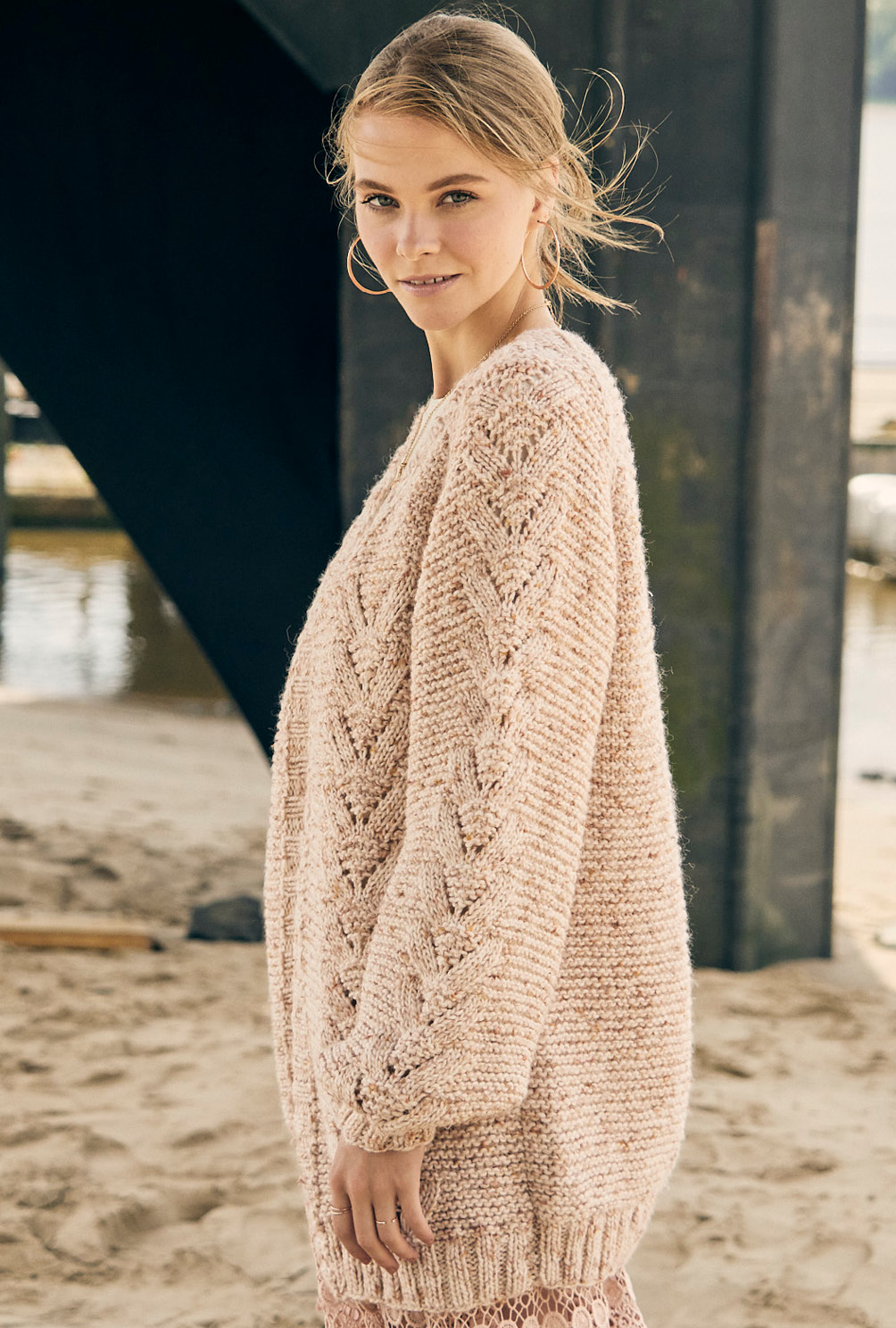 Modellansicht Bild 5: Oversize-Jacke mit Ajourstreifen