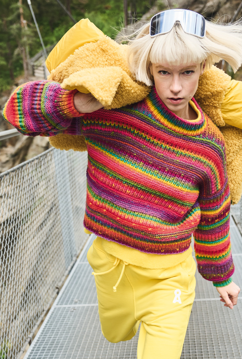 Modellansicht Bild 2: Pulli im Farbverlaufgarn