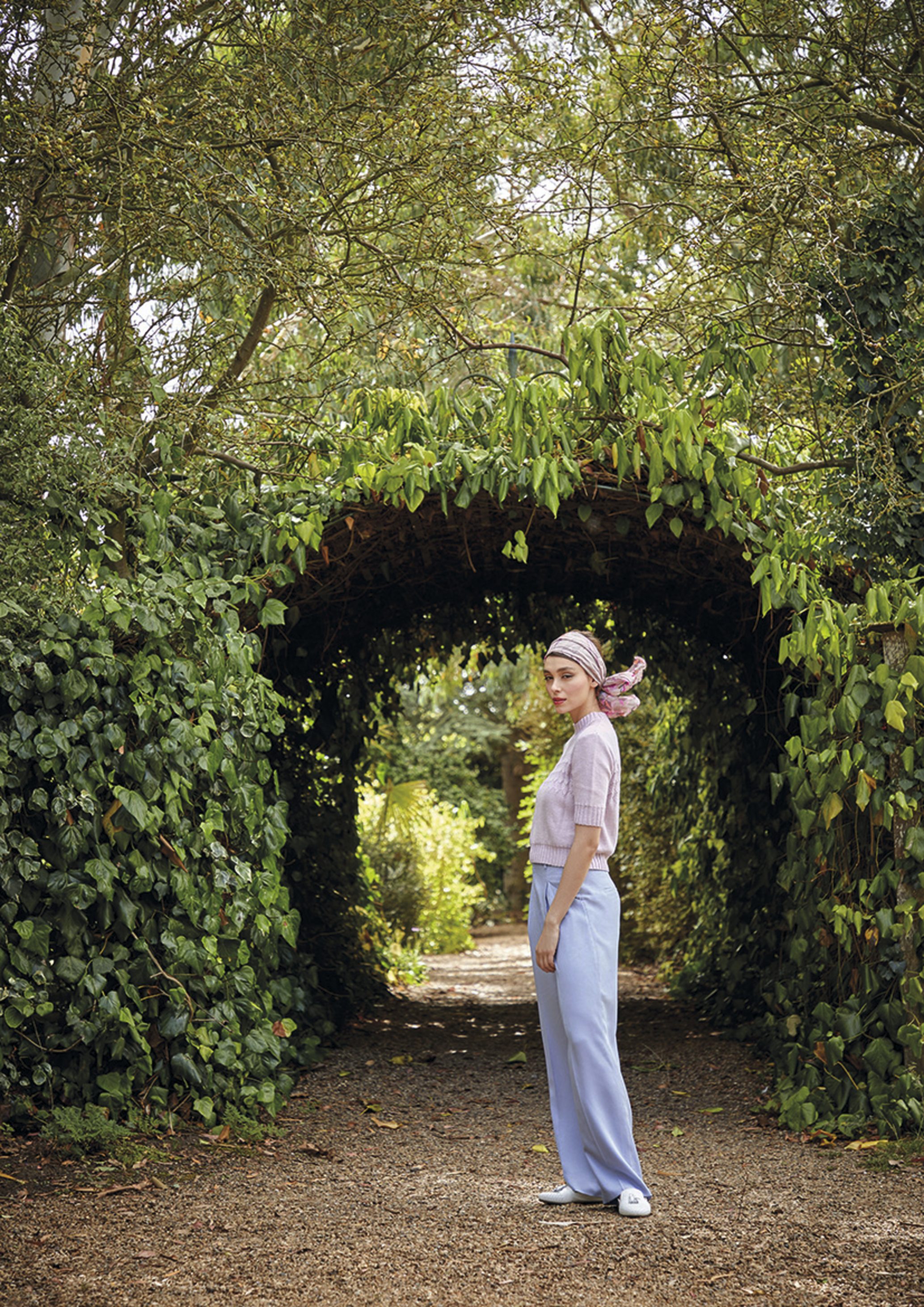 Modischer Look: Fliederfarbener Pullover, hellblaue Hose, Kopftuch. Pastellfarben, elegant, retro.