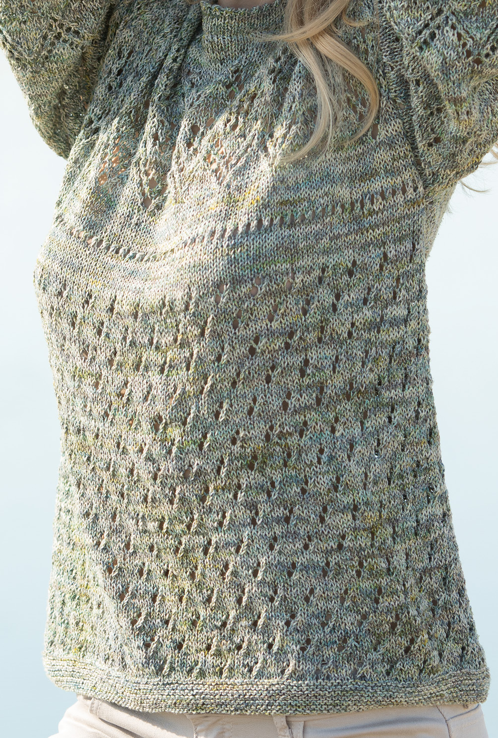 Modellansicht Bild 4: Gestrickter grüner Mustermixpulli mit leichten Ballonärmeln