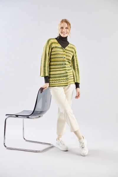 Grüner Strick-Cardigan mit Streifenmuster, handgemacht. Beige Hose, weiß Sneaker, lässig, stilvoll.