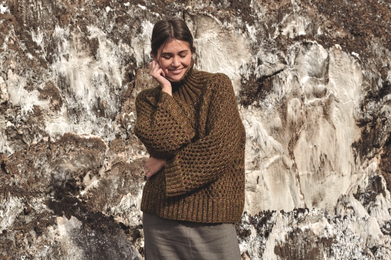 Modischer, handgemachter Pullover in Erdtönen, grobes Strickmuster, lockerer Schnitt, ideal für kühle Tage.