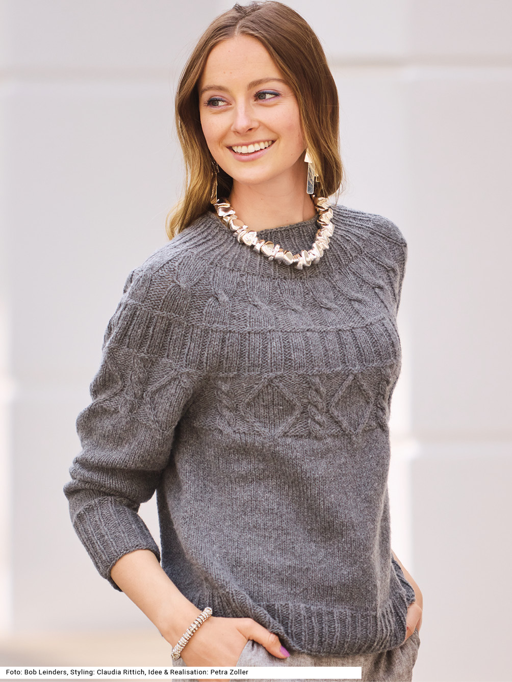 Modellansicht Bild 1: Pulli mit Zopfmuster-Passe