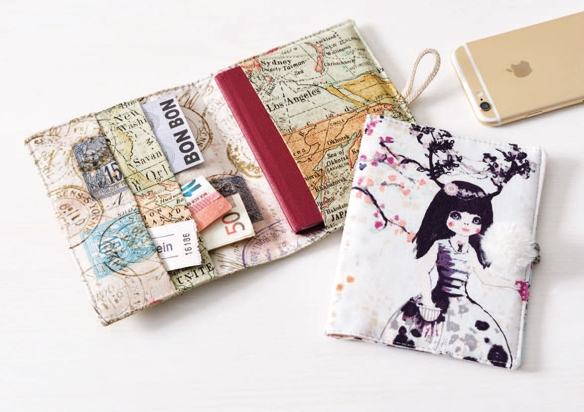 Handgefertigte Hülle im Karten- und Zeichendesign, vielseitig mit Kartenfächern. Modisch und einzigartig.