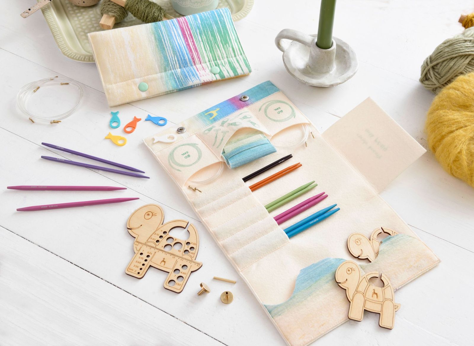 Modische, gestreifte DIY-Tasche für Stricknadeln. Pastellfarben, handgefertigt, mit Holzaccessoires verziert.