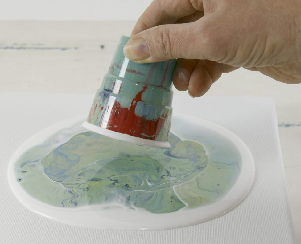 Fließende, bunte Acrylfarben in Rot, Blau und Grün-Mix. Kreativ, handgemacht, DIY, künstlerisches Muster.