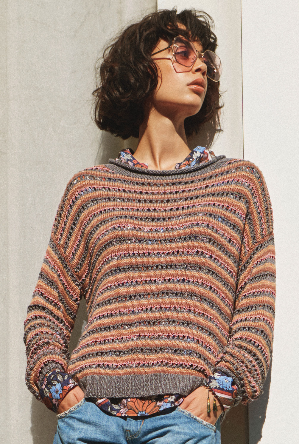 Modellansicht Bild 3: Ringelpulli mit Matt-Glanzeffekten