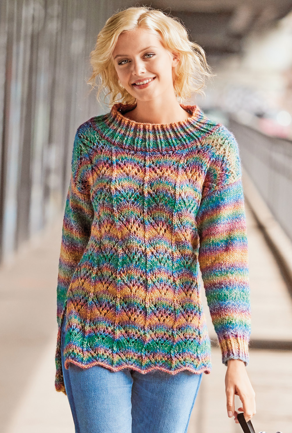 Modellansicht Bild 3: Lochmusterpulli aus mehrfarbigem Verlaufsgarn