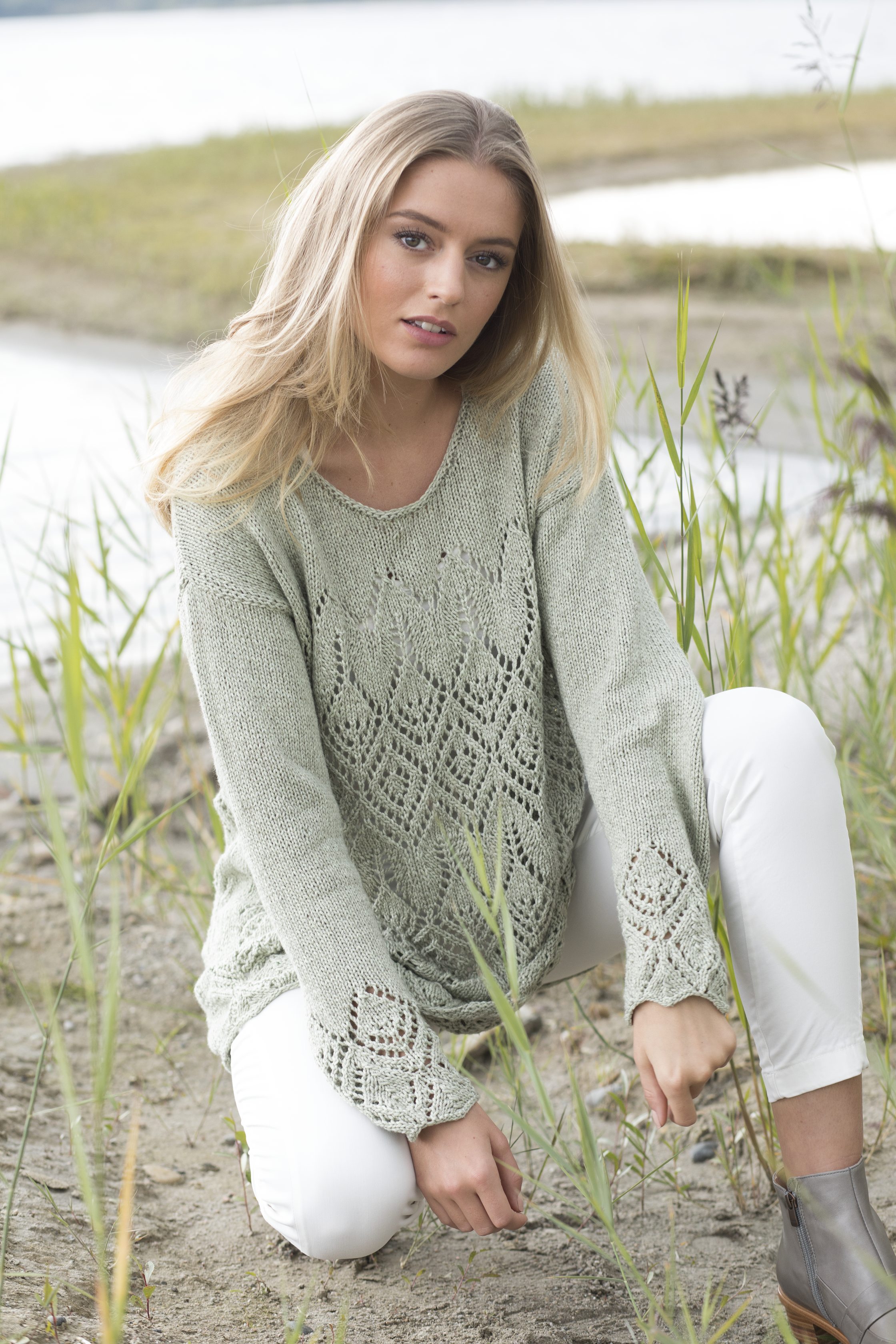 Modellansicht Bild 1: Grüner Pulli mit Ajourmuster