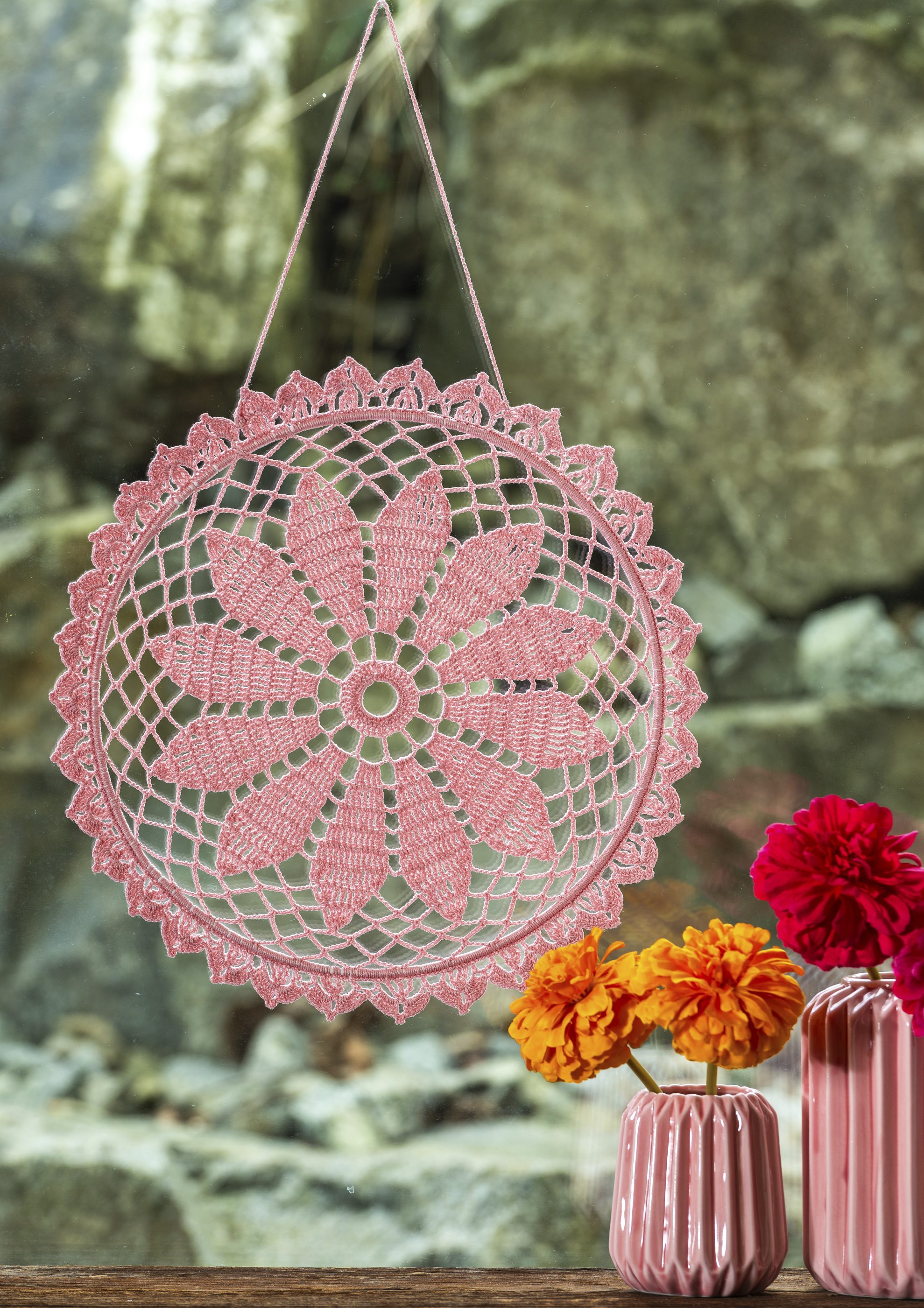 Rosa, gehäkeltes Mandala, florales Muster, stilvoll, handgefertigt, kreative Heimdekoration, DIY.