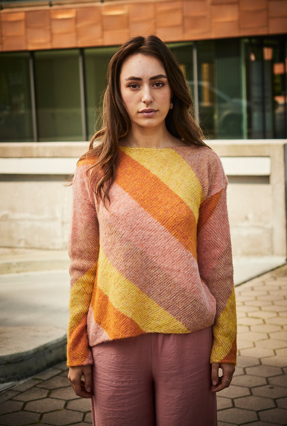 Modellansicht Bild 2: Pulli mit diagonalen Streifen in Orangetönen