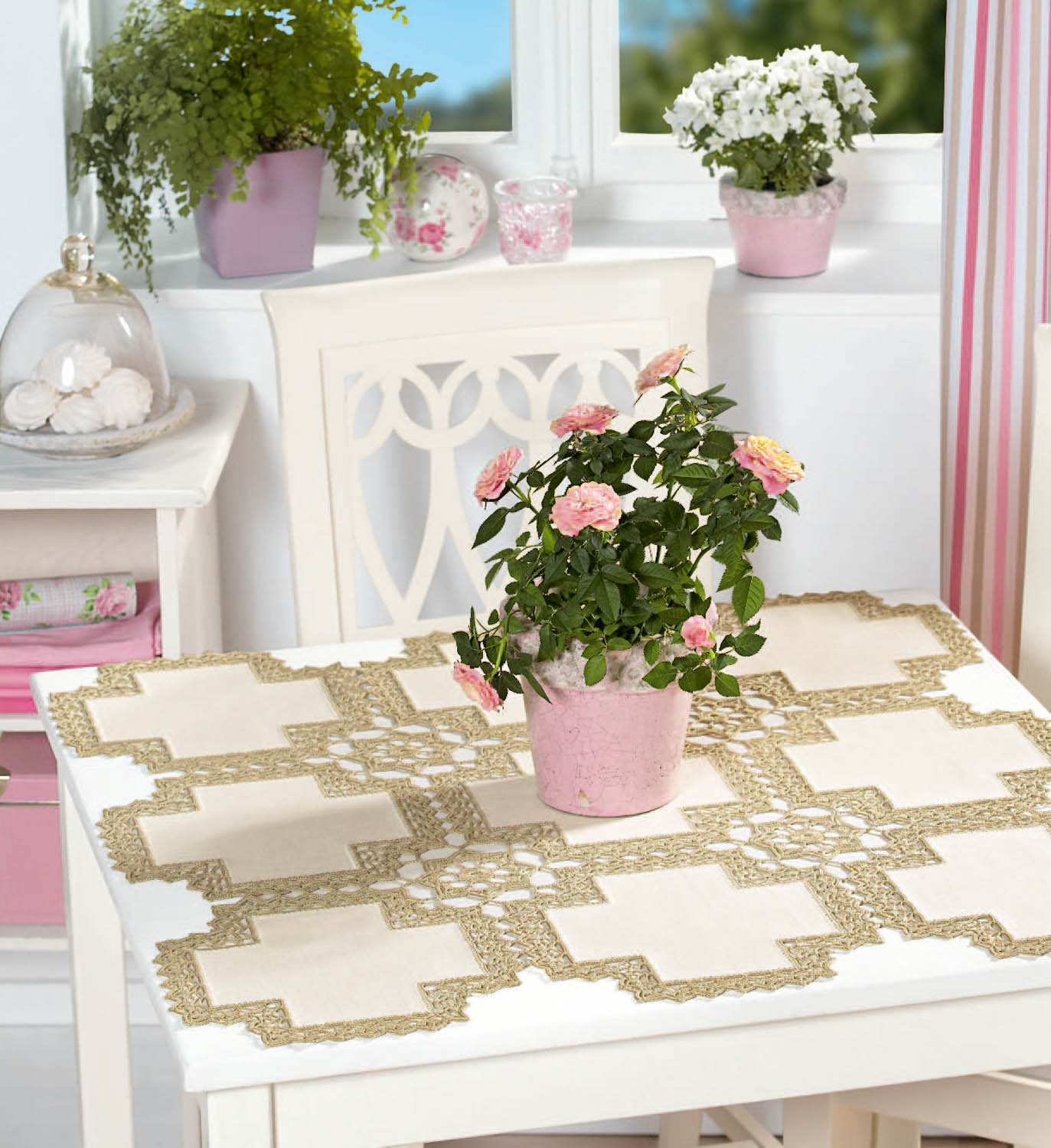 Beige Tischdecke mit goldener Häkelspitze, quadratisches Muster, handgemacht, modisch.