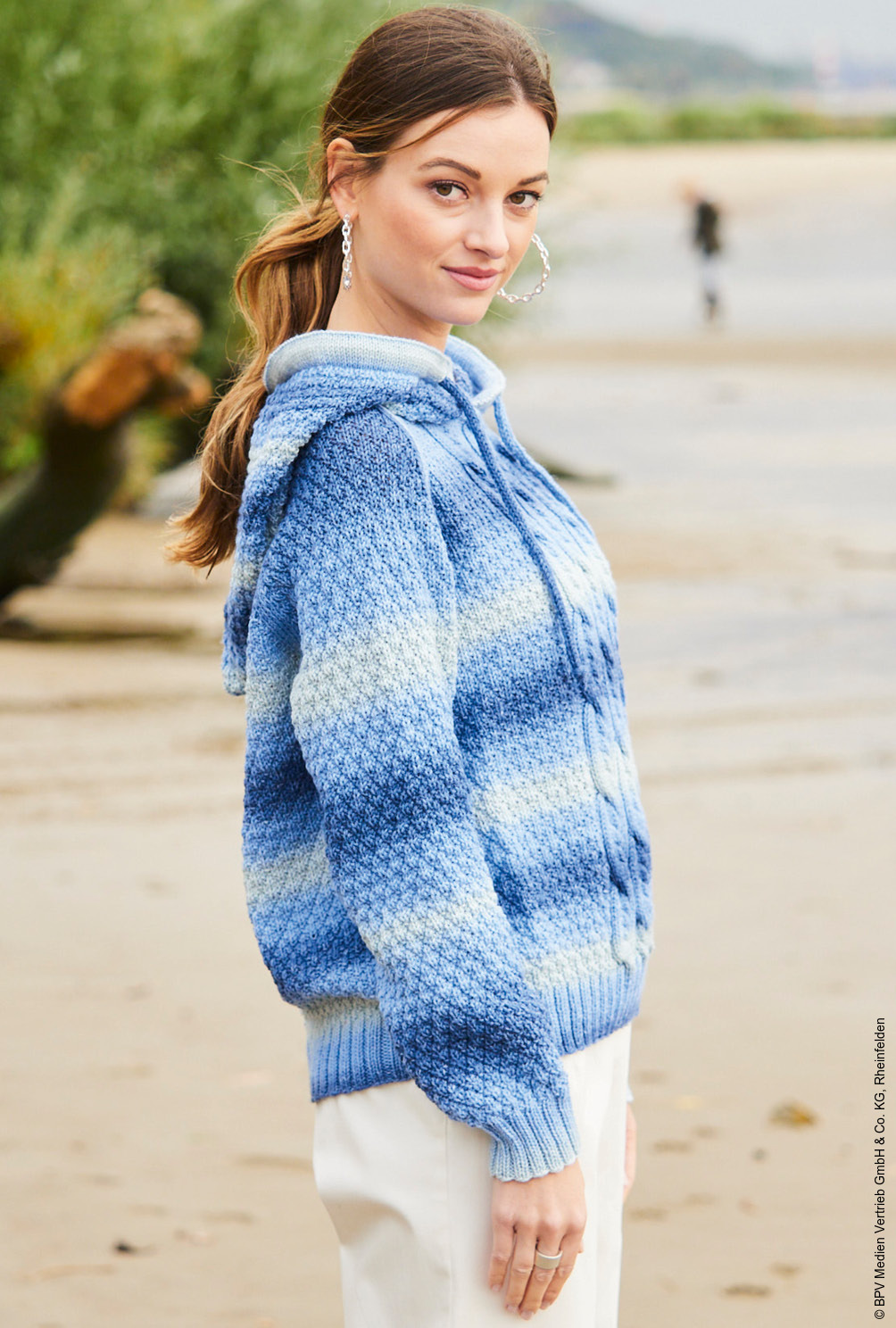 Modellansicht Bild 4: Kapuzenpulli mit Zopfmuster