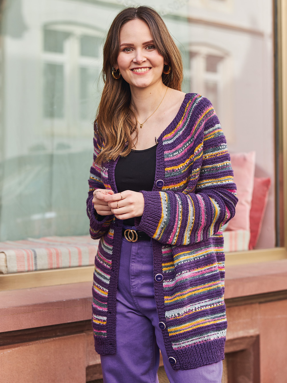 Lange Jacke mit Farbverlaufsgarn und violetten Bündchen