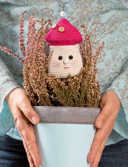 DIY-Amigurumi-Pilz, pinker Hut, cremeweißer Körper, selbstgemacht, liebevolle Details, modisches Highlight.
