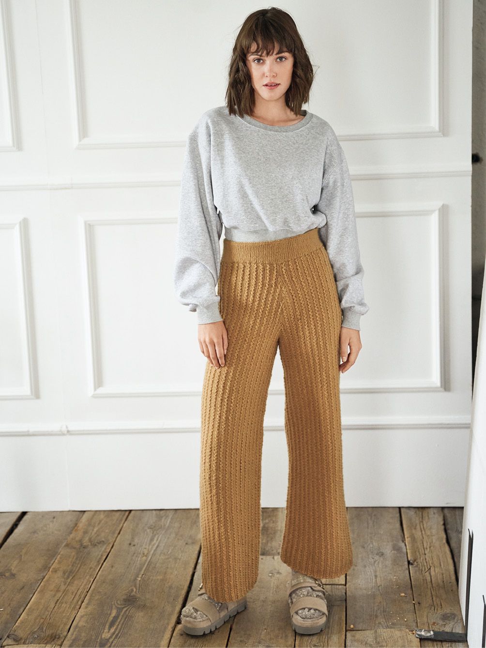 Grauer Pullover, beige Strickhose mit Zopfmuster; lässig, gemütlich, modisch, handgemacht.