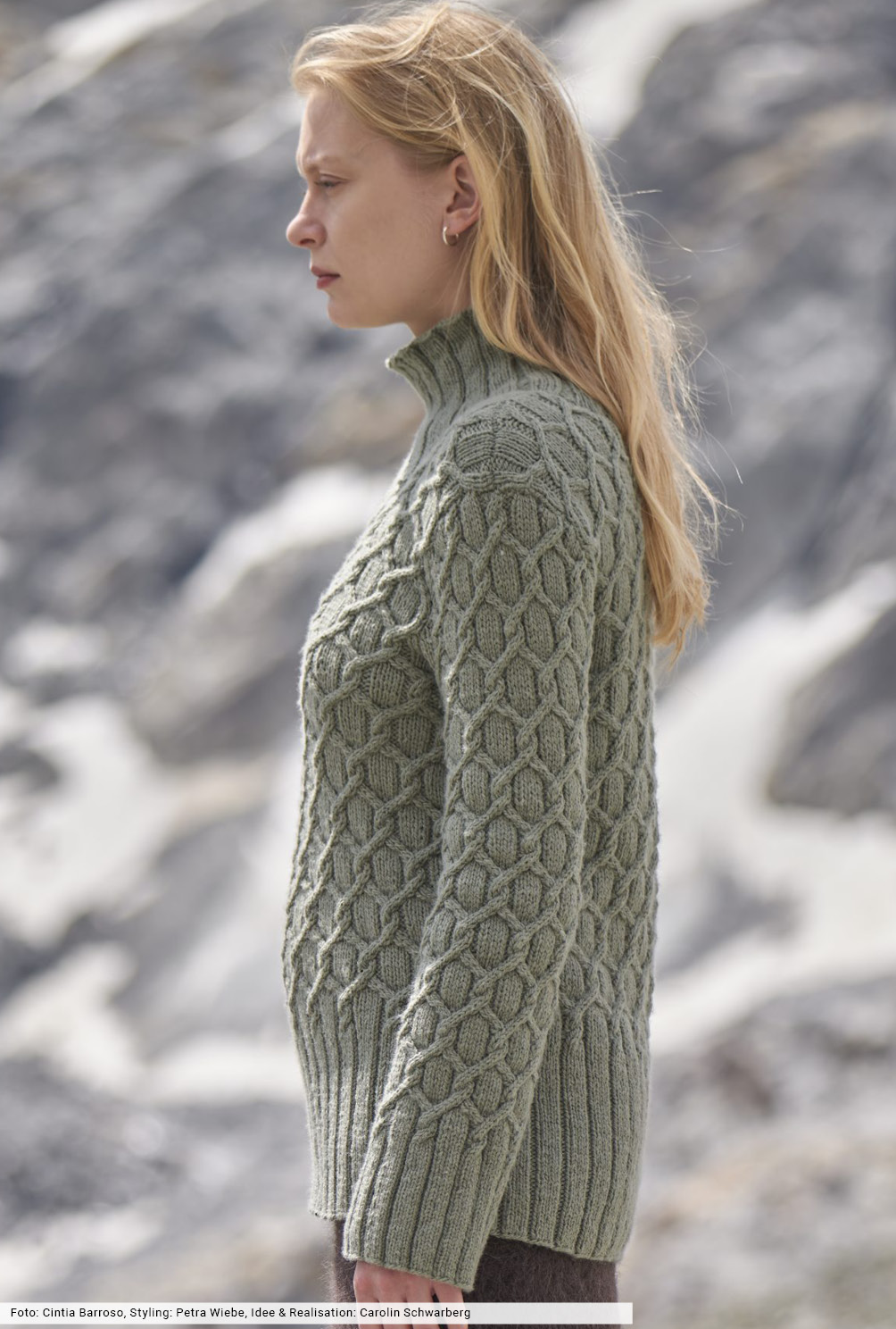 Modellansicht Bild 3: Zopfmusterpulli mit hohen Bündchen