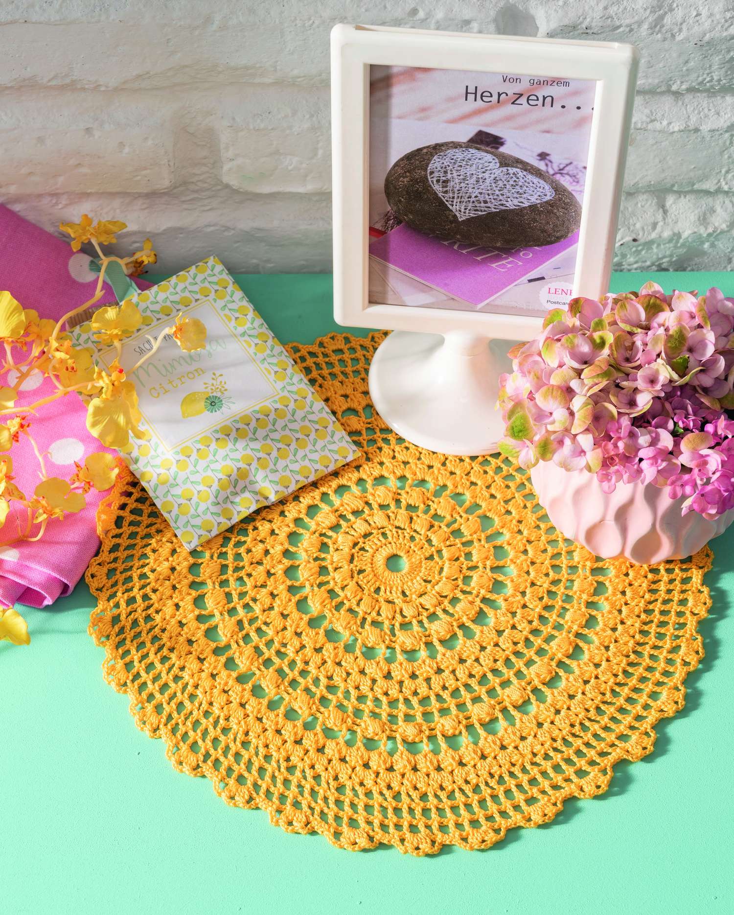 Leuchtend gelbes, handgemachtes Häkeldeckchen mit filigranem, kreisförmigem Muster. Boho, DIY, Handarbeit.