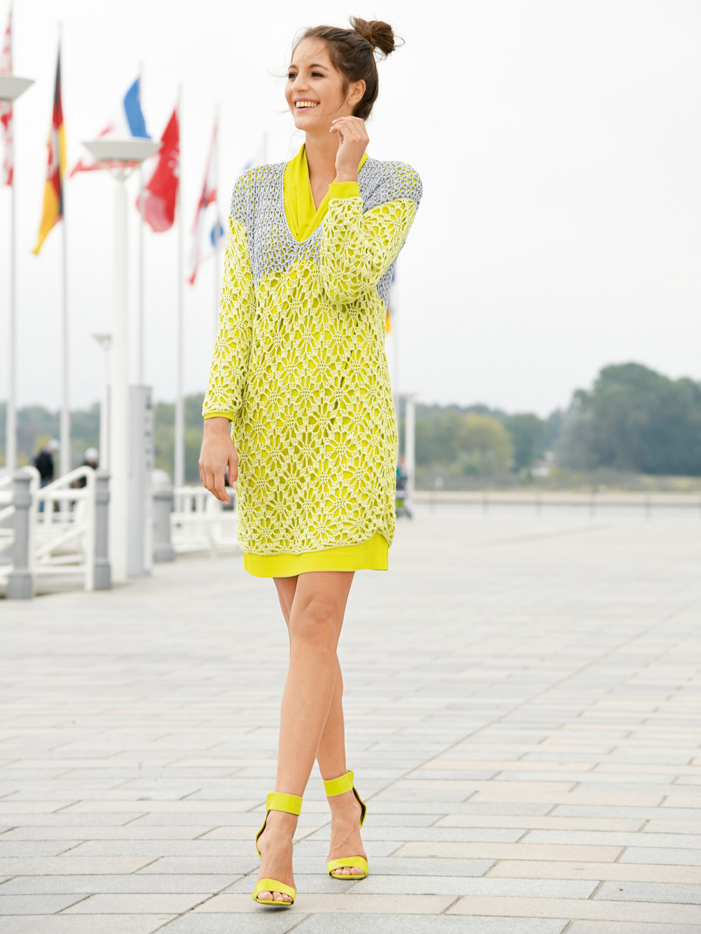 Zweifarbiges Kleid aus Seide im Fantasieblütenmuster gehäkelt Modellansicht Bild 1: Zweifarbiges Kleid aus Seide im Fantasieblütenmuster gehäkelt