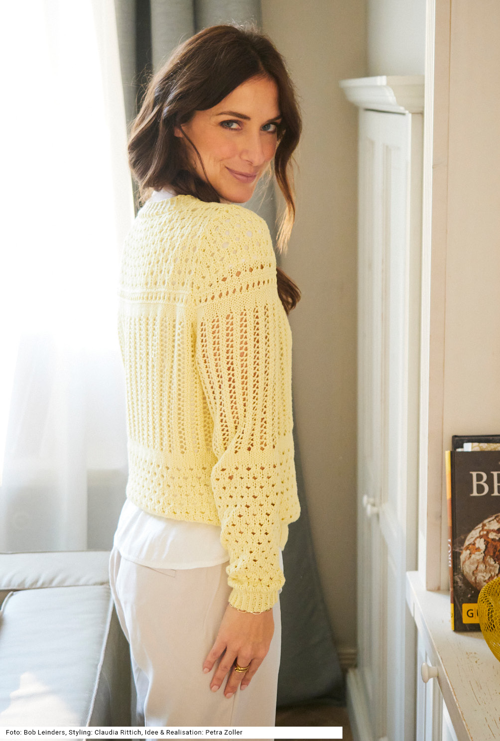 Modellansicht Bild 4: Pulli mit verschiedenen Lochmustern in Gelb