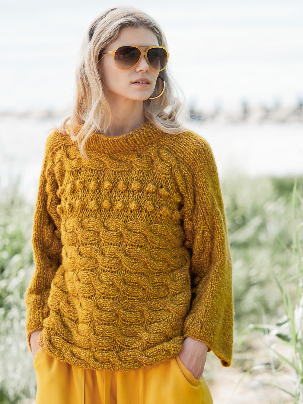 Quergestrickter Noppenpulli