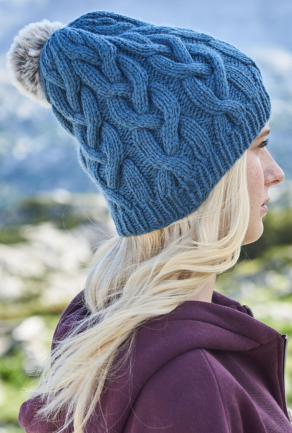 Modellansicht Bild 7: Mütze mit Pompon in Taubenblau