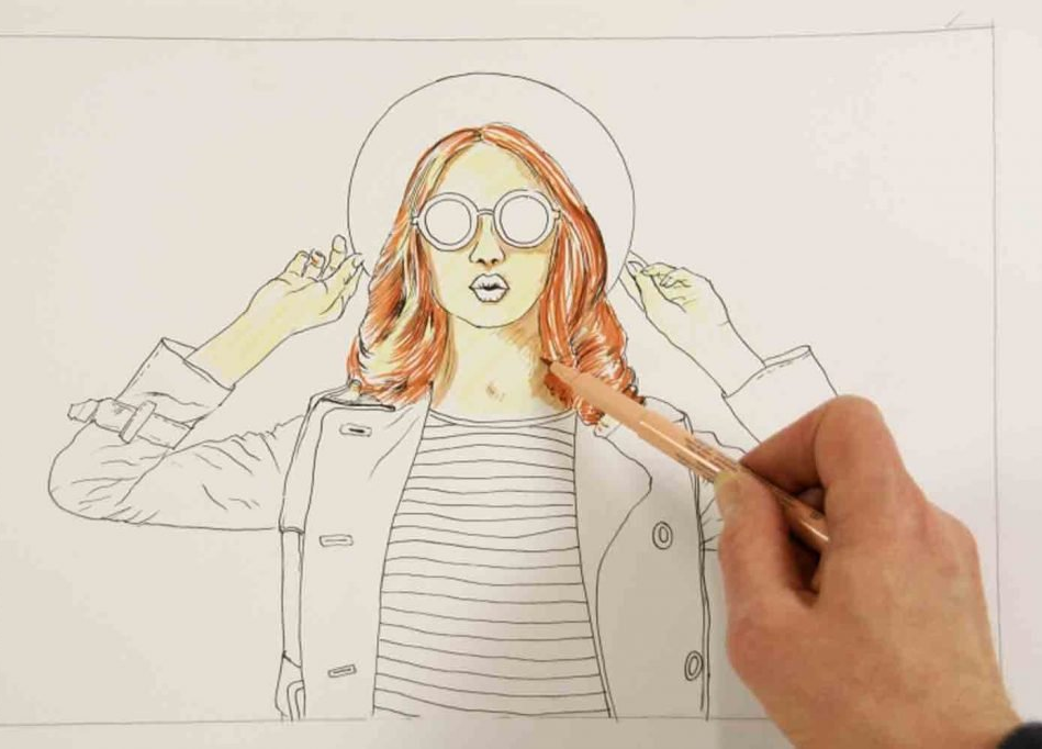 Stilvolle Kleidung in Pastelltönen, gestreiftes Oberteil, DIY-Look, runde Sonnenbrille, modisch und individuell.
