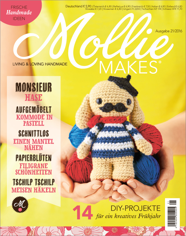 Gehäkelte Puppe mit Mütze und Streifenpullover. Handarbeit in Rot, Blau, Beige. Modisches DIY.