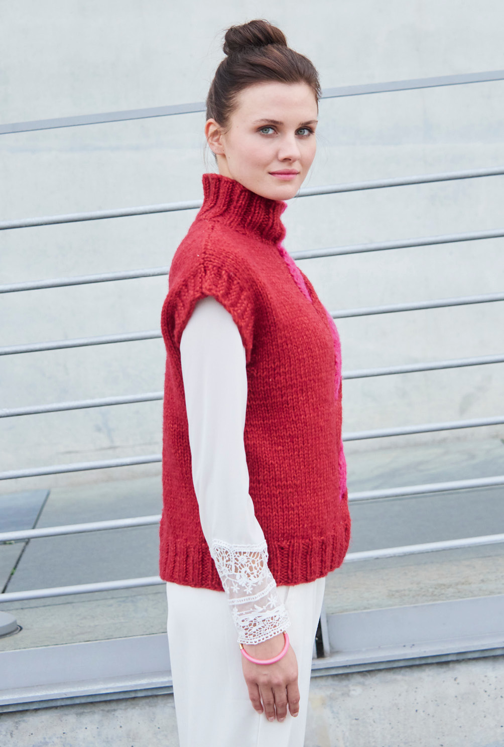 Modellansicht Bild 3: Pullunder in Weinrot und Pink mit Mittelzopf