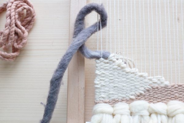 Modische Weberei, natürliche Farben, dicke Wolle, handgemacht, DIY-Charme, kreative Textur.