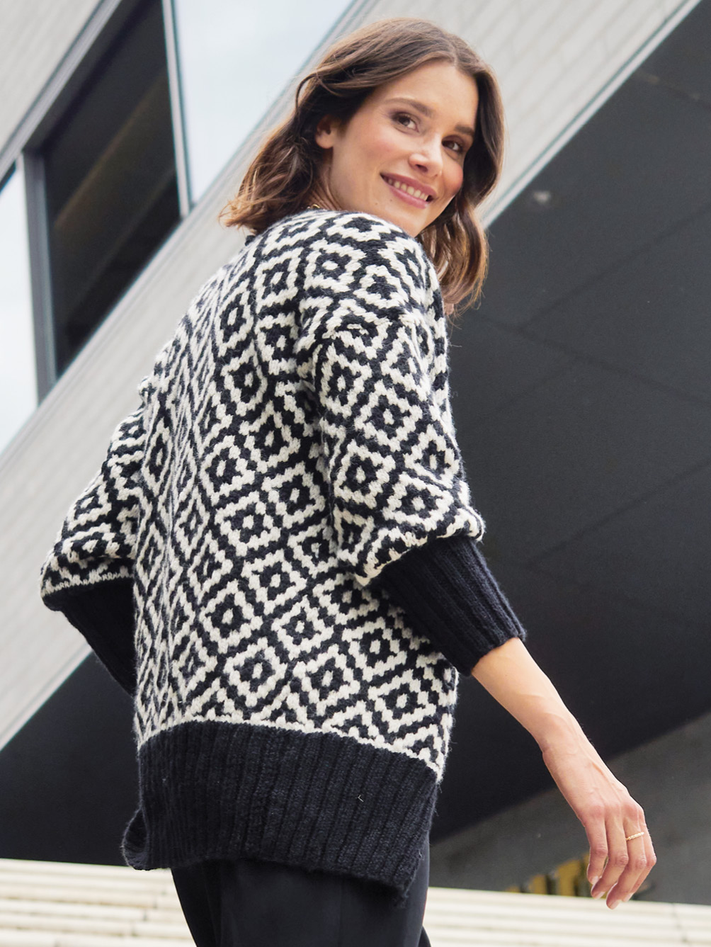 Modellansicht Bild 1: Jacke in Schwarz-Weiß