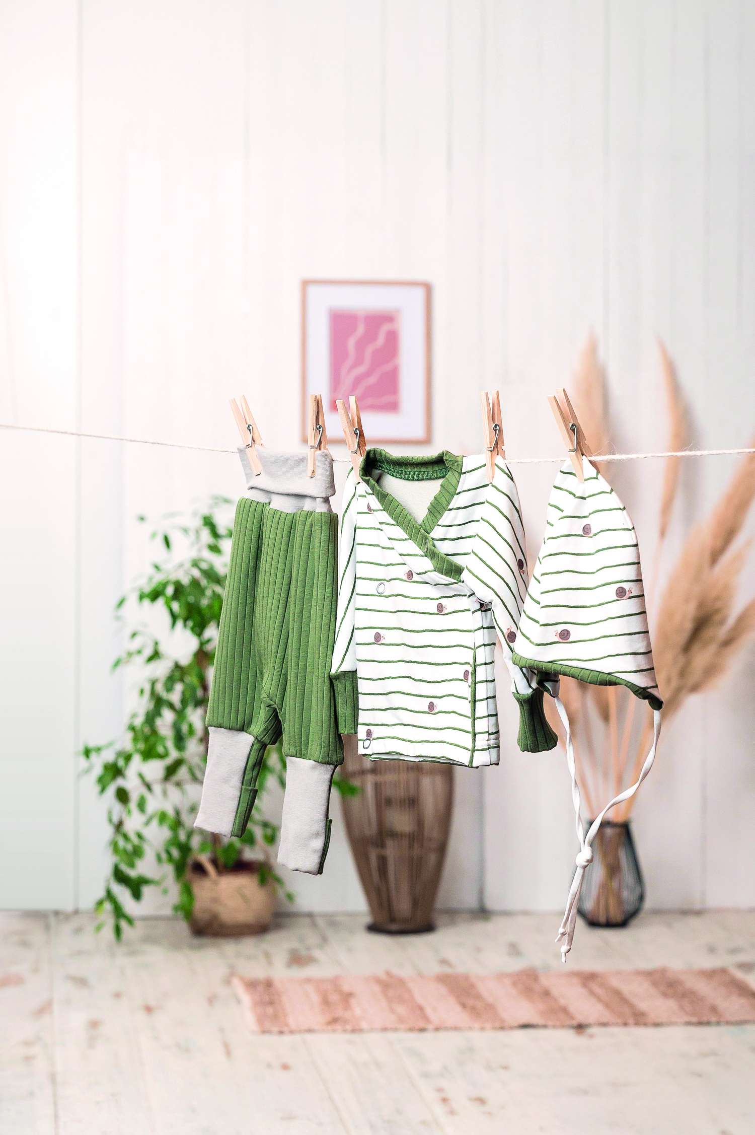 Grüne Streifen, modisch gestreifte Handarbeit, DIY-Set mit Hose, Jacke und Mütze, akzentuiert mit Knöpfen.