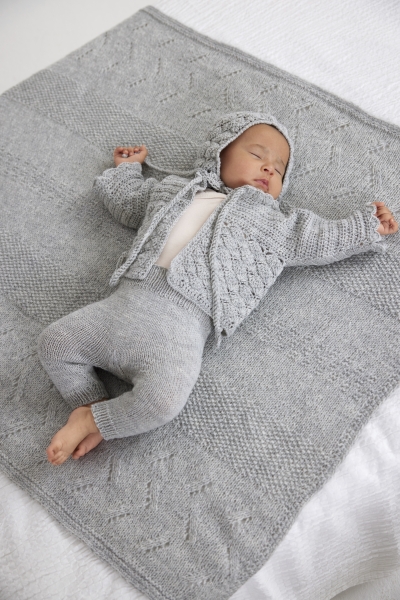 Graues, gestricktes Set mit zartem Muster. Selbstgemacht, handwerklich, modisch, bequem für Babys.