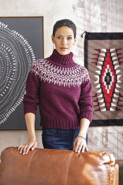 Bordeauxroter Rollkragenpullover mit weißem Norwegermuster. Stilvoll, handgemacht, gemütlich.