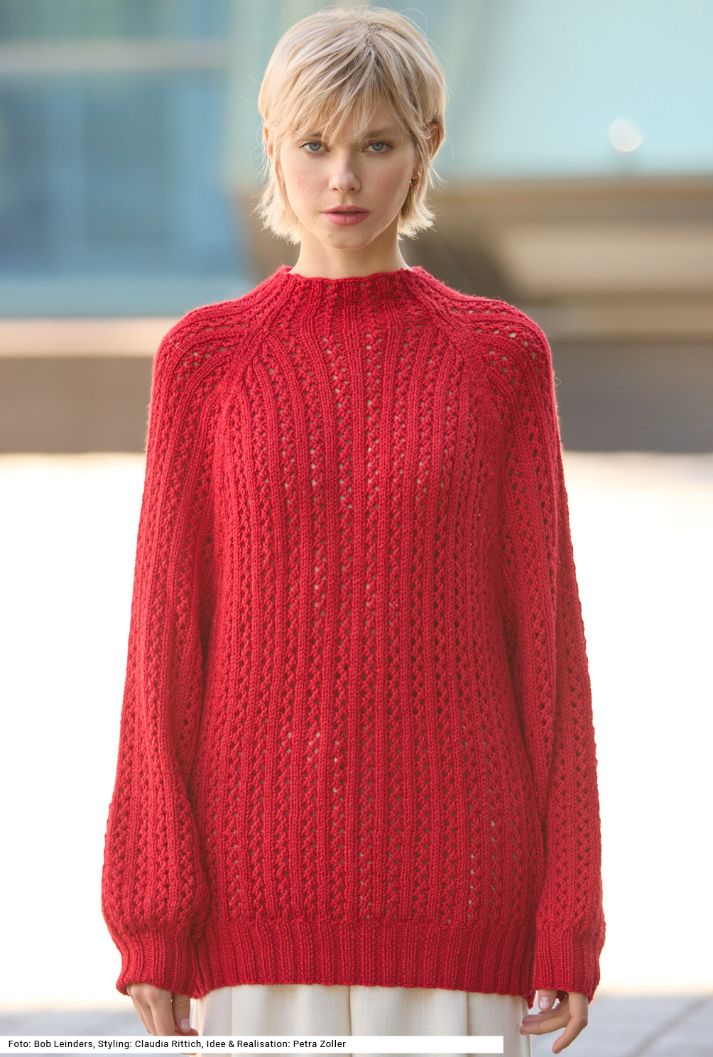 Modellansicht Bild 2: Raglanpulli im Lochmuster