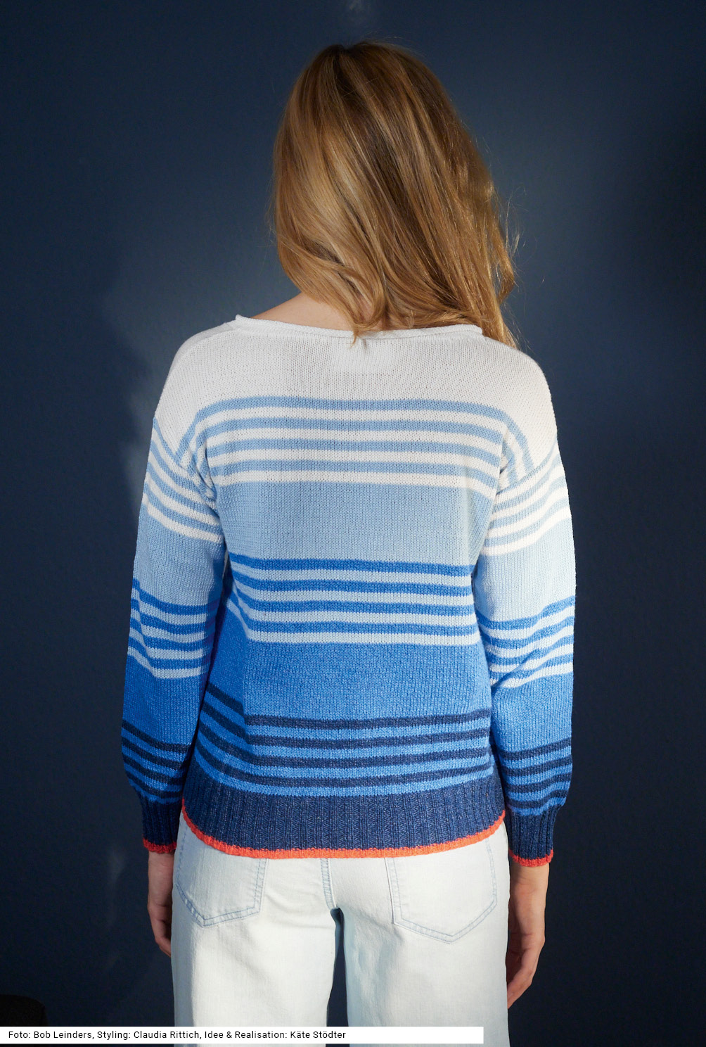 Modellansicht Bild 5: Streifenpulli in Blautönen und Weiß mit Brosche in Rot