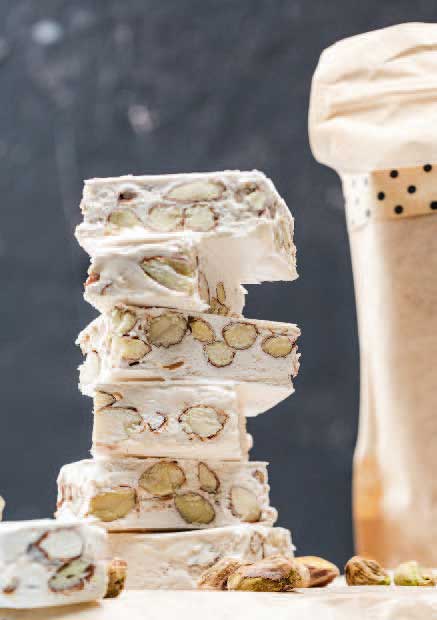 Weißes Nougat mit mandelfarbenen Nüssen, exquisite Musterung, handgemacht, edel.