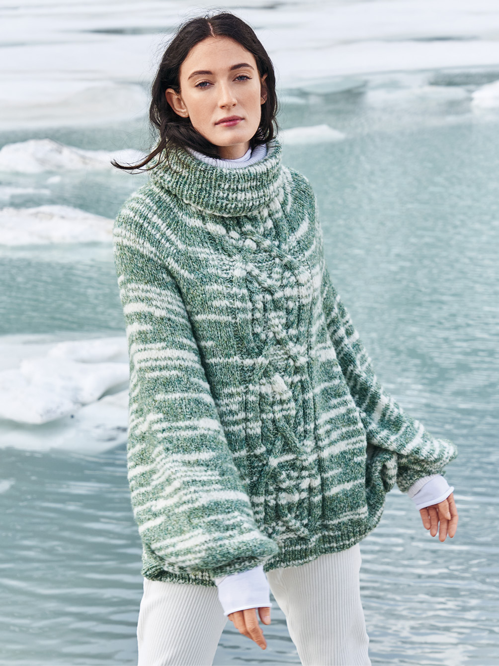 Dieser trendige Poncho-Pulli wird komplett nahtlos gestrickt! Modellansicht Bild 1: Dieser trendige Poncho-Pulli wird komplett nahtlos gestrickt!