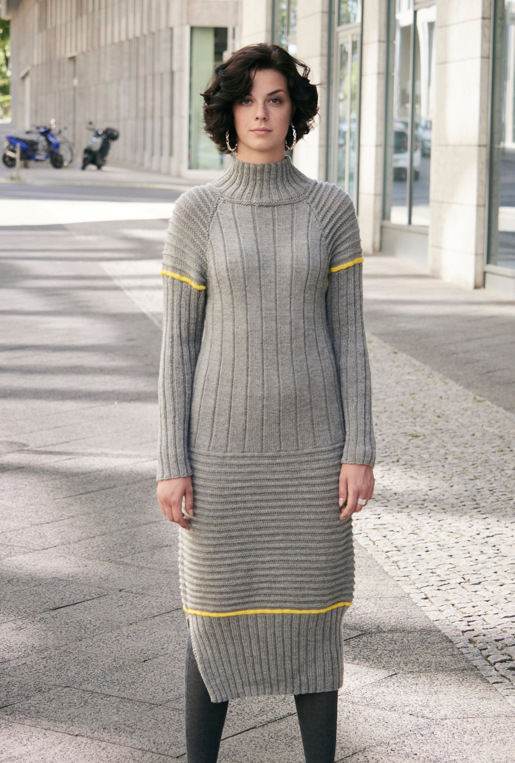 Modellansicht Bild 2: Graues Kleid mit verschiedenen Rippenmustern und gelben Details