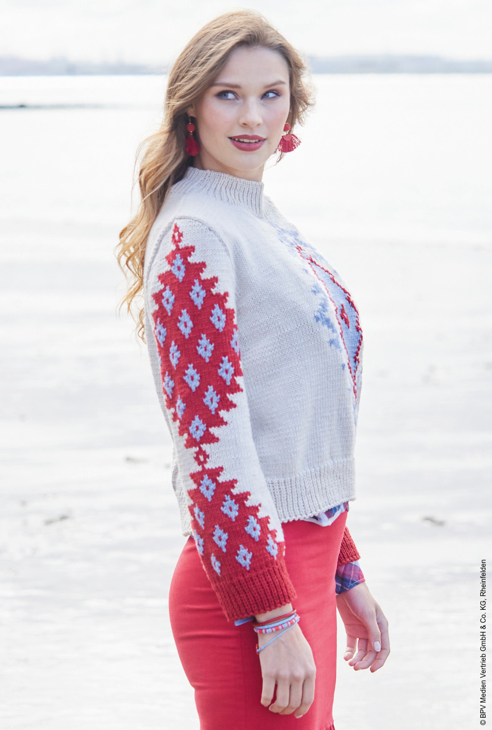 Modellansicht Bild 4: Naturfarbener Pulli mit grafischen Intarsien in Hellblau und Rot