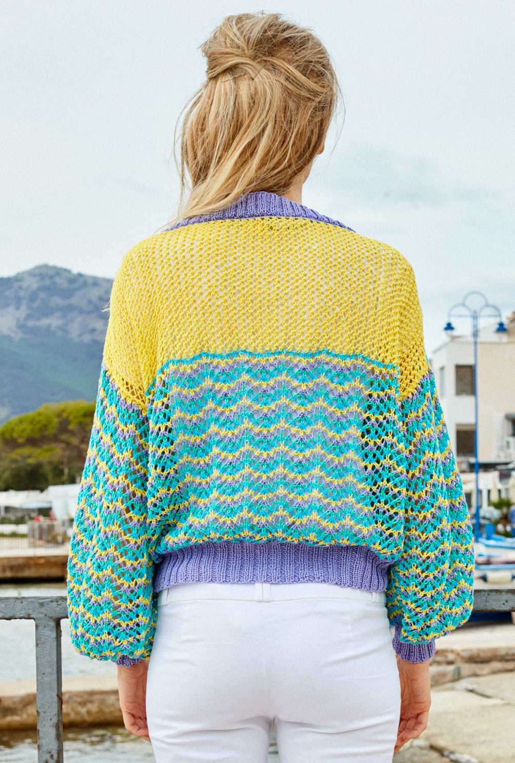 Modellansicht Bild 7: Farbe macht das Leben bunter! Fröhliche Jacke mit Netz- und Wellenmuster