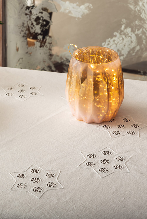 Modellansicht Bild 2: Mit Sternen bestickte Tischdecke, Sternenuntersetzer und -anhänger sowie Stulpen