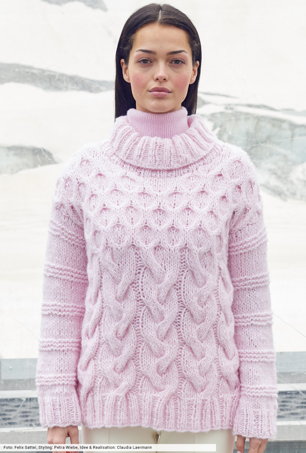 Modellansicht Bild 3: Mustermixpulli mit Zopf- und Wabenstrukturen