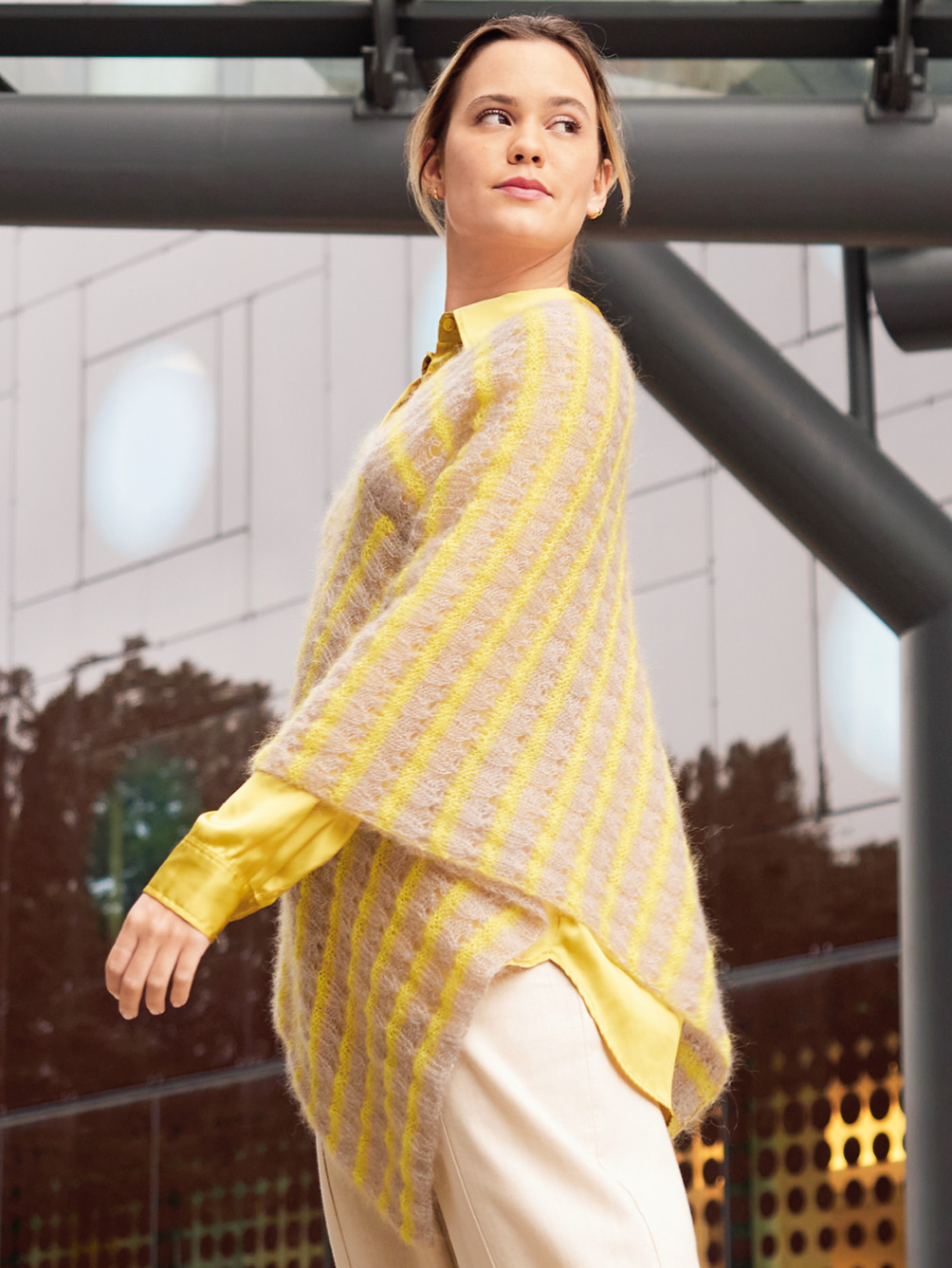 Modellansicht Bild 1: Poncho mit Ajour- und Rippenstreifen in Taupe und Zitronengelb