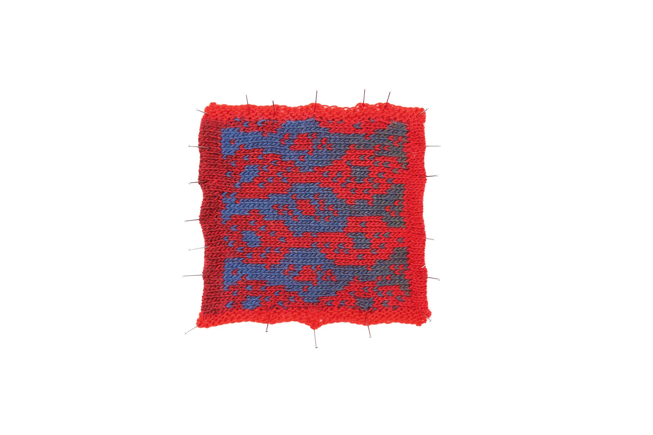 Handgemacht, rotes-gewebtes Quadrat mit blauem Muster, lebendige Farben, grobe Strickstruktur.