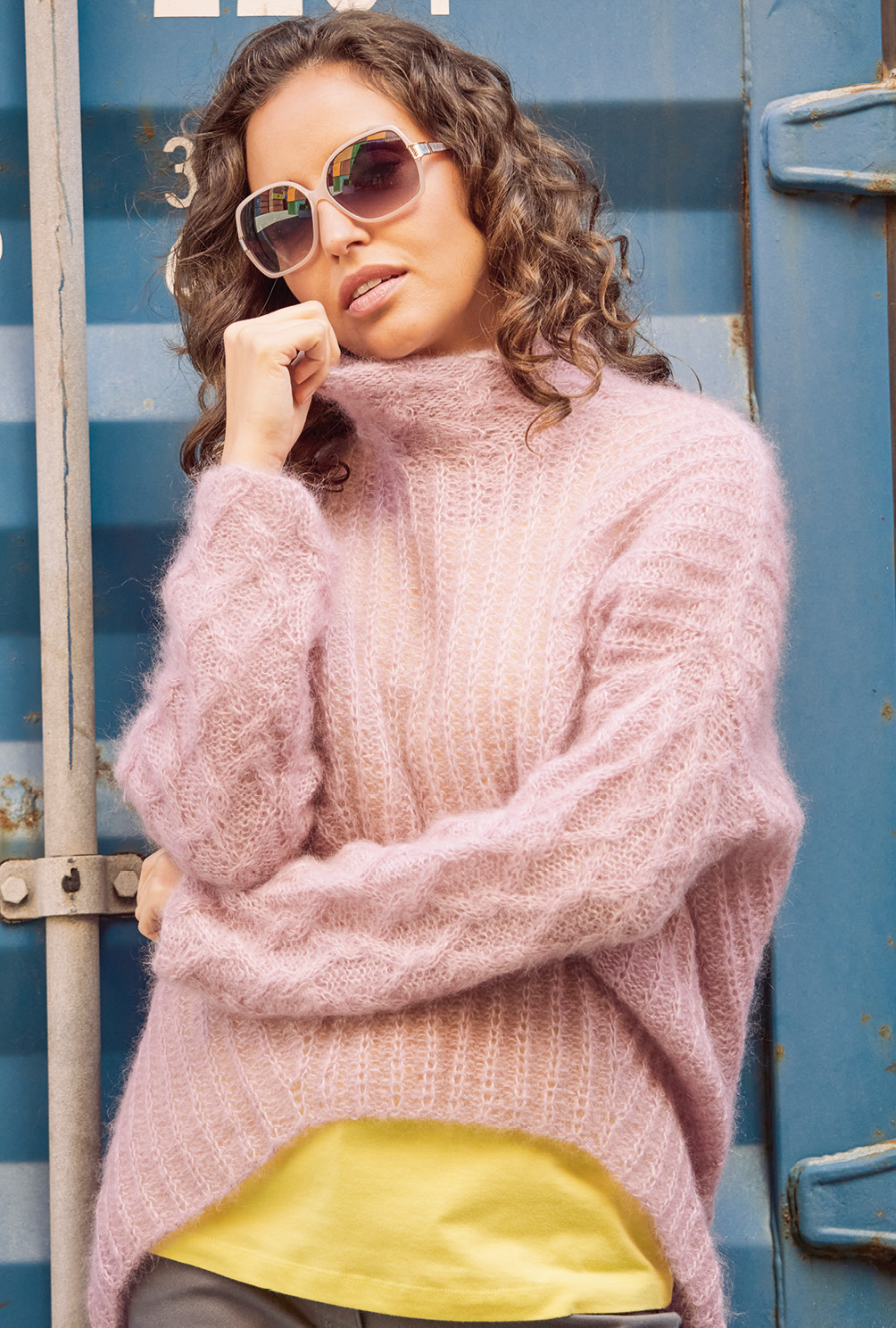 Modellansicht Bild 2: Mohairpulli mit Zopfelsaum in Rosa
