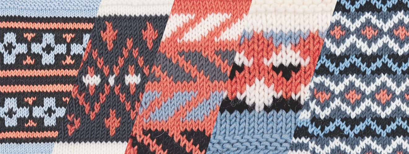 Farbenfrohe, selbstgemachte Strickmuster in Blau, Weiß und Orange, mit geometrischen Mustern. Handarbeit pur.