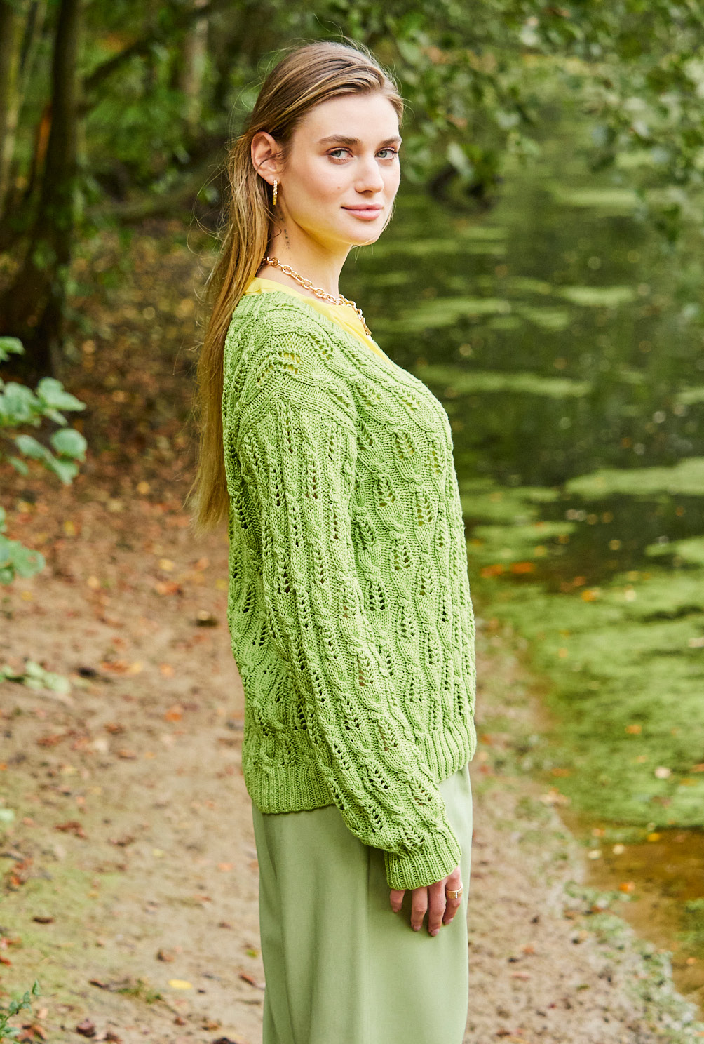 Modellansicht Bild 4: Pullover mit V-Ausschnitt und Zopf-Lochmuster in Grün