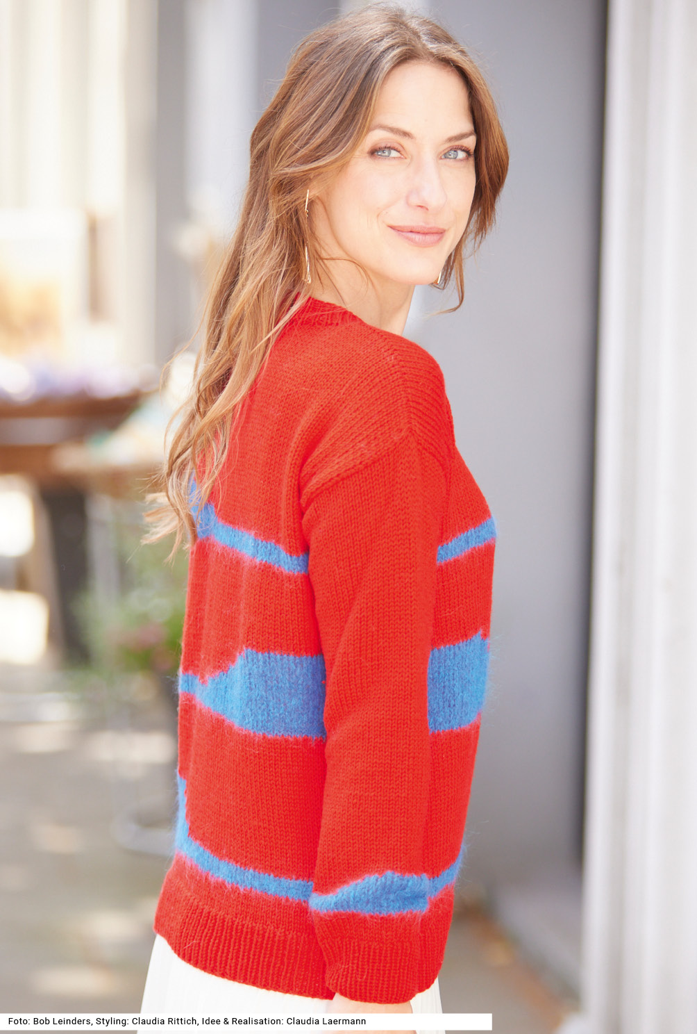 Modellansicht Bild 3: Flauschiger Pullover mit Intarsien-Streifen